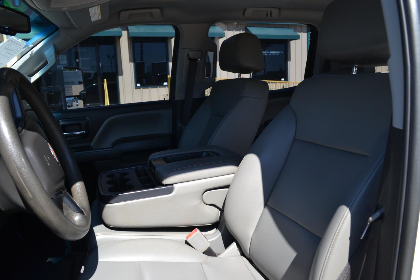 2019 WHITE /BLACK CHEVROLET 3500 with an VORTEC 6.0L V8 engine, AUTOMATIC transmission, located at 9172 North Fwy, Houston, TX, 77037, (713) 910-6868, 29.887470, -95.411903 - Photo#10